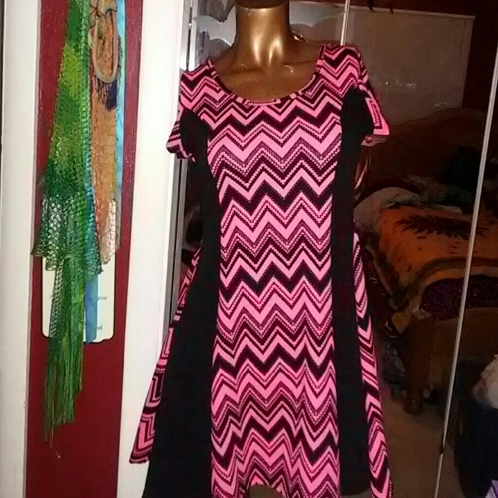 Eye catching Pink+Black Chevron dress!
